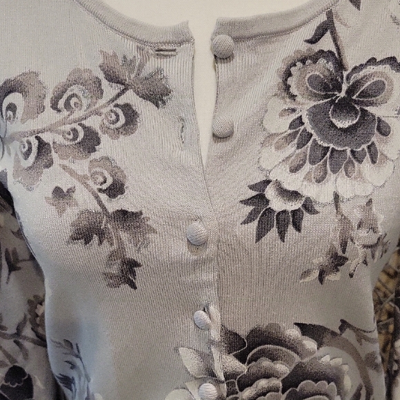 White House Black Market Light Gray Floral Long Sleeve Cardi - Picture 3 of 7
